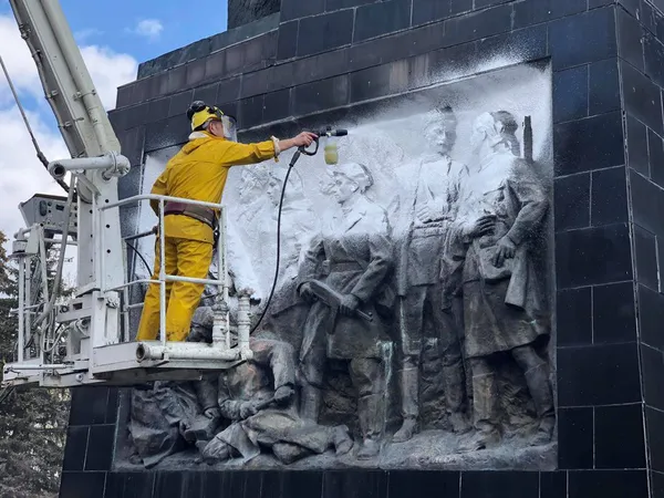 На меморіальному комплексі в Луцьку замінили відбиті плити і помили обеліск (фото, відео)