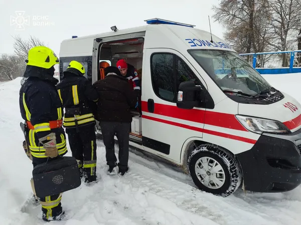 На Волині рятувальники деблокували людину з понівеченого авто та везли медиків крізь замети
