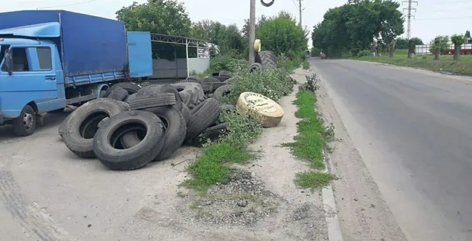 У Луцьку обабіч дороги залишили гору шин 