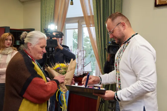 Мамі загиблого Героя вручили відзнаку «Почесний громадянин Луцької міської територіальної громади» (фото)