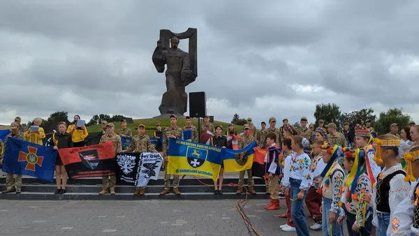 У Ковелі відбулася хода з прапорами бойових підрозділів та патріотичний флешмоб (фото)