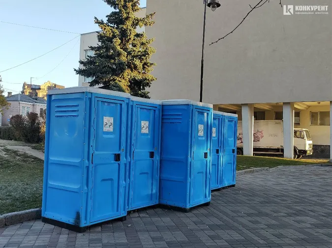 У Луцьку перекинули біотуалет, поки хтось там справляв потребу (фото, відео)