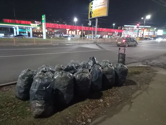 Лучани залишають мішки з сміттям біля дороги (фотофакт)