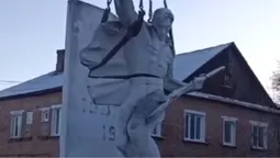 У Нововолинську знесли величезну скульптуру воїна та зірку (відео)