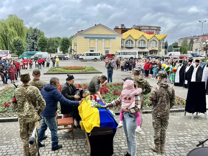 🕯️У Ковелі провели в останню дорогу Віталія Наумчука (фото)