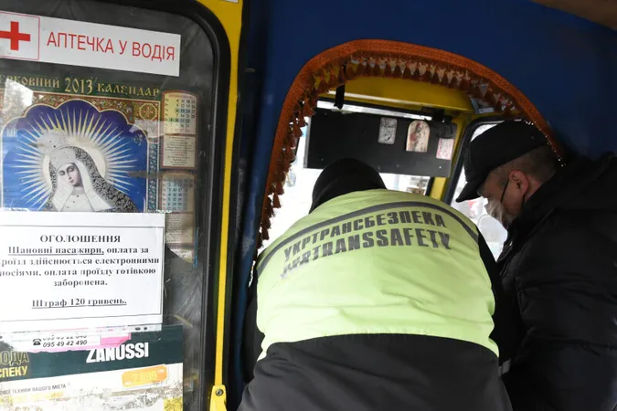 Безквиткові пасажири: в Луцьку «на полювання» вийшли працівники Укртрансбезпеки (фото)