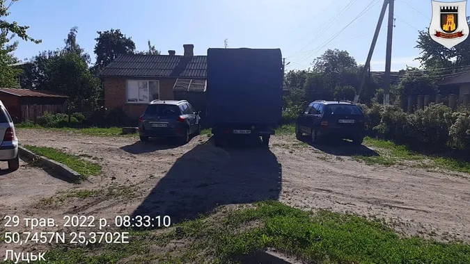 У Луцьку муніципали виписали штрафи тим, хто паркується на газонах (фото)
