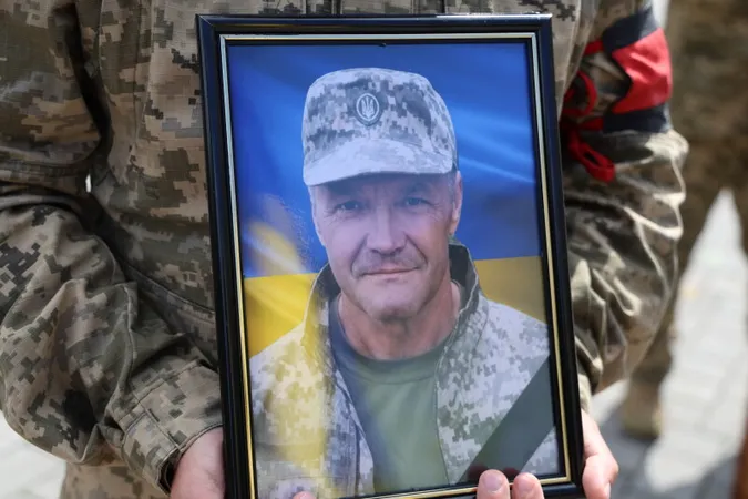 Луцьк навколішки прощався з трьома загиблими захисниками Русланом Новосадом, Владиславом Павлюком та Анатолієм Дячуком