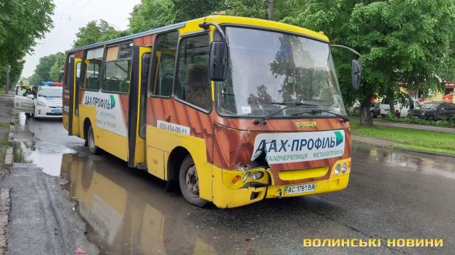 Рахував гроші: у Луцьку маршрутка врізалася в авто (фото)