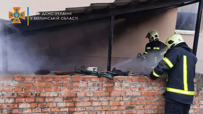 У селі під Луцьком загорілися дрова у підвалі приватного будинку (фото, відео)
