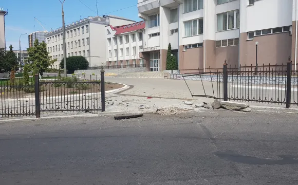 У Луцьку біля філологічного факультету СНУ авто виламало ворота (фотофакт)