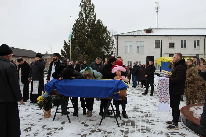 На Волині попрощалися із 23-річним воїном Іллею Чолаком (фото)