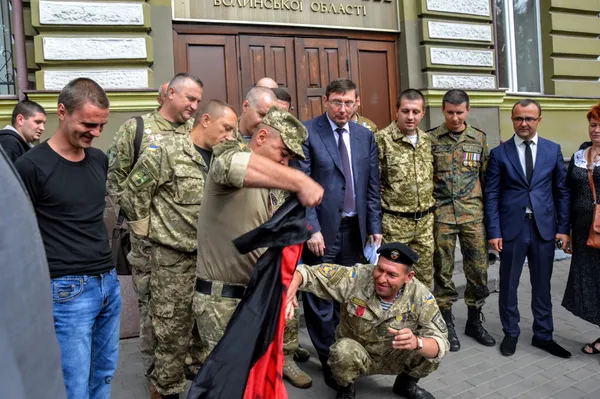 Але зійшлися на спільному груповому фото. Обурена жіночка також не відмовилася «сфоткатися» з політиком