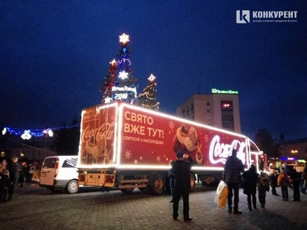 Новорічного настрою лучанам додала святкова фура Кока-Коли