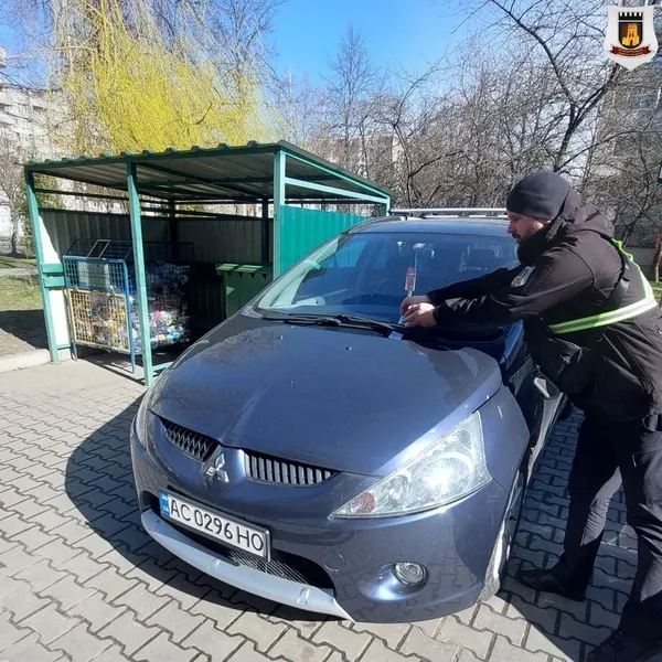 У Луцьку автомобілістам «прилетіло» через заблоковані сміттєві контейнери (фото)