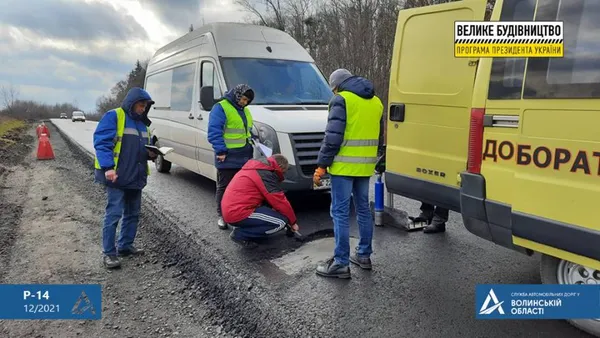Між селами Озеро та Тростянець заасфальтували дорогу (фото, відео)