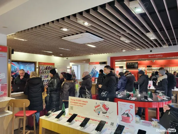 У луцьких магазинах Vodafone – черги й закінчуються стартові пакети (фото)