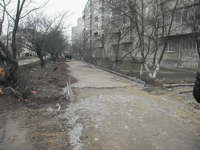 У Луцьку встановлюють нові бордюри і поребрики (фото)