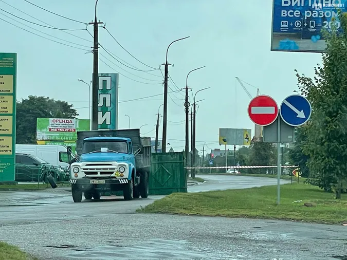 У Луцьку через «кратер» на дорозі перекрили половину Карпенка-Карого (фото)