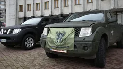 Волинським військовим передали два позашляховики на фронт (фото)