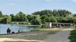 У популярному озері біля Рівного категорично заборонили купатися: що там коїться