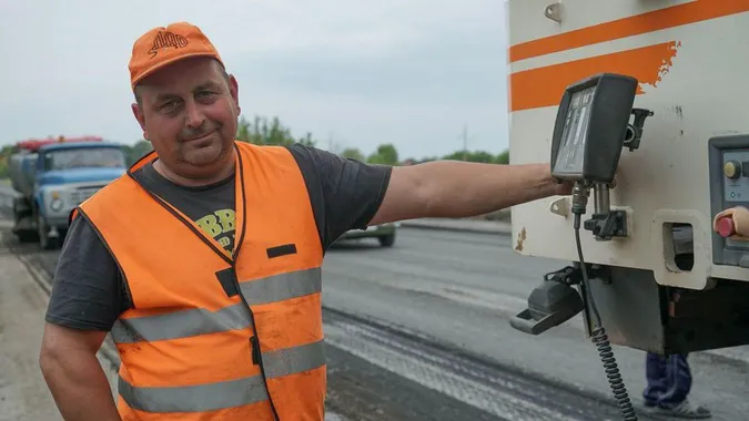 Почали ремонт автотраси біля Луцька: рух транспорту обмежений (фото)