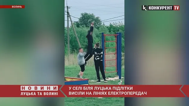 Небезпечні ігри: у Прилуцькому підліток висів на лініях електропередач (відео)