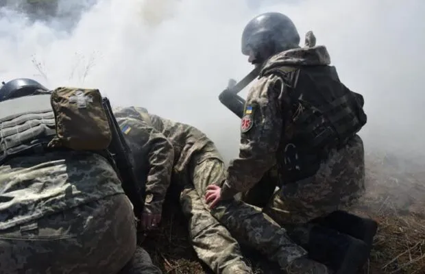 Медикам у зоні бойових дій підвищать зарплати