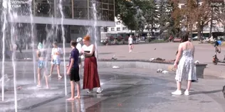 Фонтани, водяні арки та черги за напоями: як у Луцьку рятуються від аномальної спеки (відео)