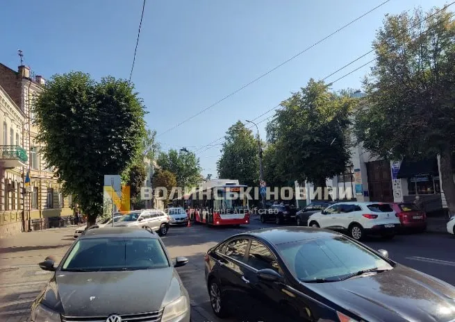 У центрі Луцька зіткнулися тролейбус та легковик: рух ускладнено
