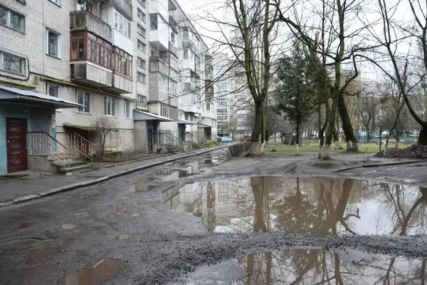 У Луцьку оглянули двори, які потребують ремонту (фото)