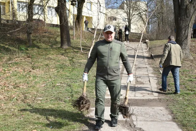 У Луцьку почистили берег Сапалаївки та висадили там клени (фото)