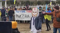 Жителі Мелітополя спалили опудало Путіна (відео)