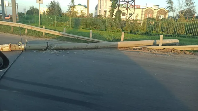 Під Луцьком біля «Епіцентру»впав стовп