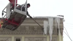 У Львові крижана брила впала на голову 20-річному юнаку – він у комі (відео)