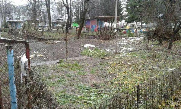 У Луцьку знесли  незаконні паркани на прибудинкових територіях (фото)
