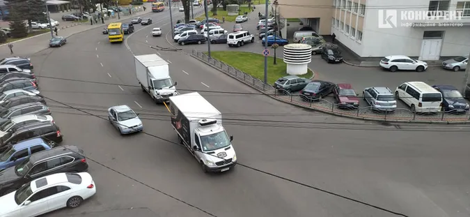 Вантажівка потрапила в аварію у центрі Луцька (фото)