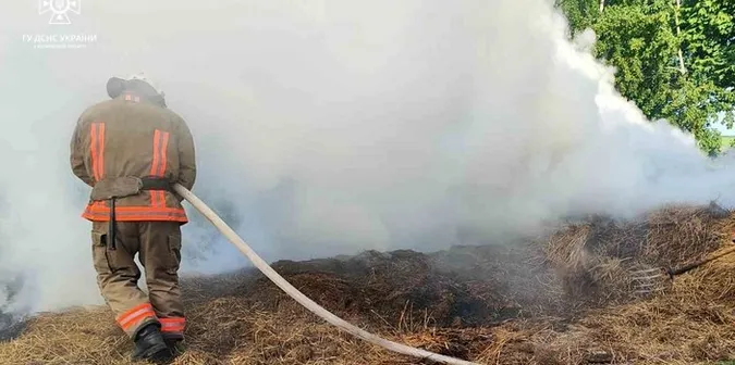Чотири пожежі на Волині: горіли солома, сміття та альтанка (фото)