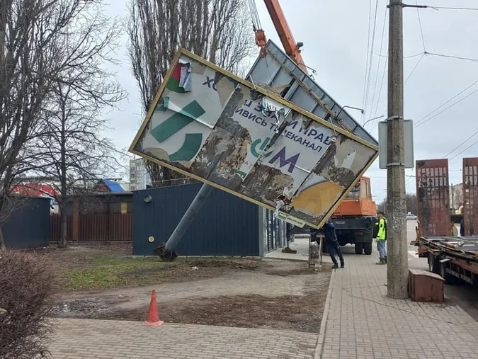 У Луцьку демонтують рекламні борди на проспекті Соборності (фото)
