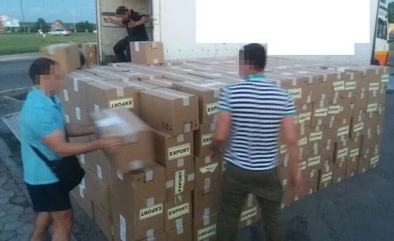 Дорогою на Волинь затримали фуру, яка везла півмільйона пачок сигарет (фото)