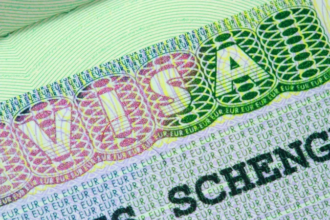 У Польщі - тисячі українців з недійсними візами