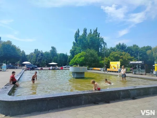 Як у луцьких фонтанах дітвора рятується від спеки