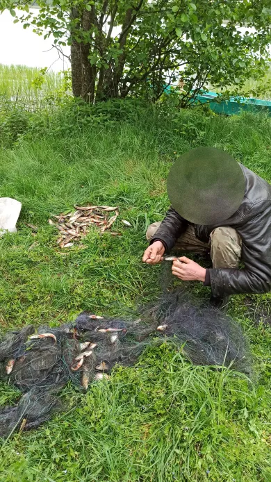 На волинському озері зловили браконьєрів із шістьма сітками (фото)