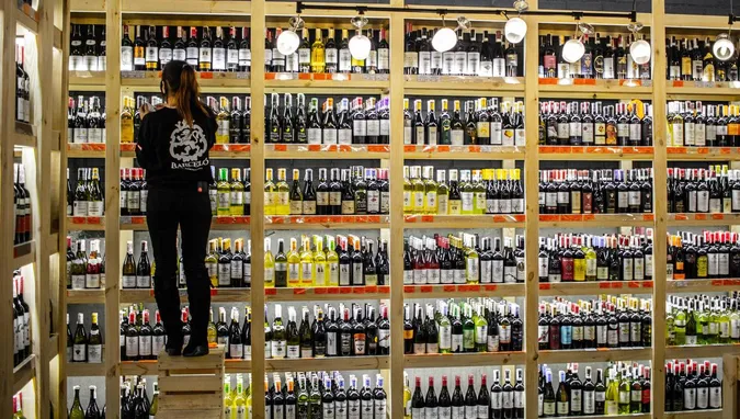 Відома мережа відкрила виномаркет в центрі Луцька (фото)