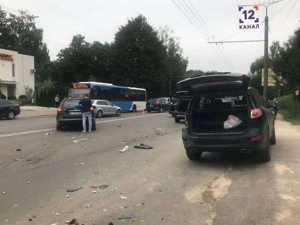 З авто вибіг чоловік і втік: у Луцьку на Відродження сталася аварія (фото)