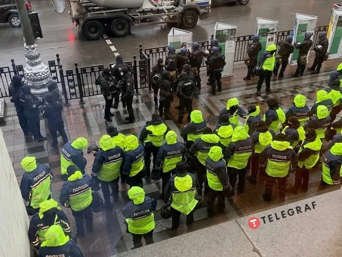 Сотні силовиків, військова техніка та автозаки: як у Києві готуються до «перевороту» (фото)
