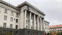 На головному корпусі ВНУ змінюють вивіску (фото)