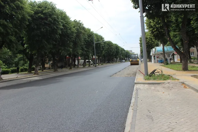 Фінішна пряма: як у Луцьку на Волі вкладають асфальт (фото)
