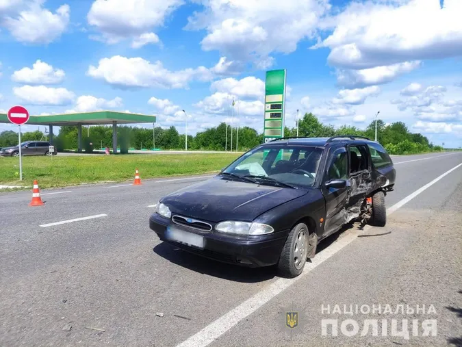 На Волині біля АЗС зіткнулися легковики – постраждали двоє жінок (фото, відео)
