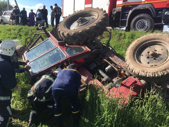 На Волині в полі перекинувся трактор: водія діставали рятувальники (фото)